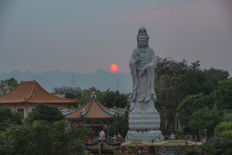 观音像前日落图片