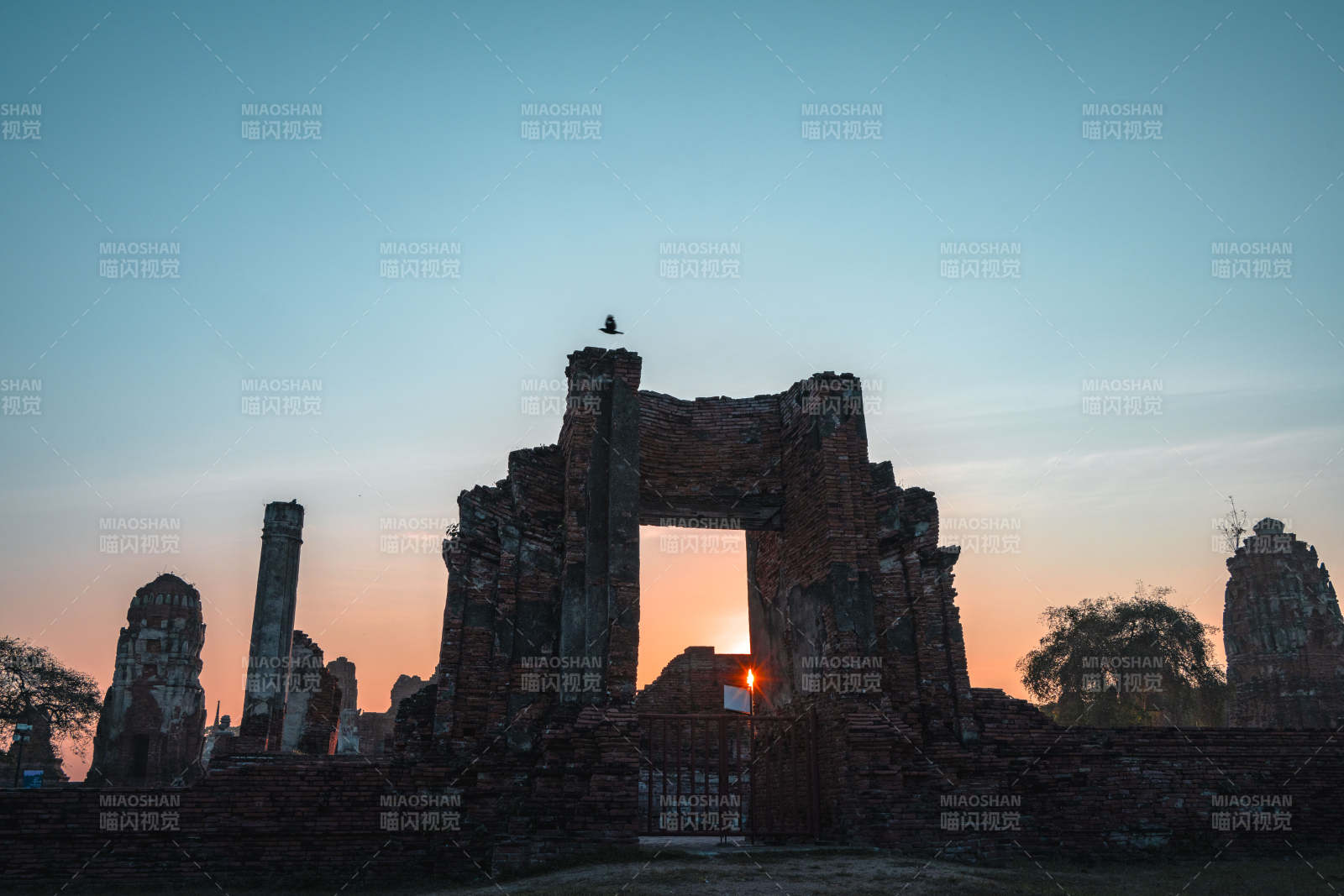 古堡残垣夕阳照图片