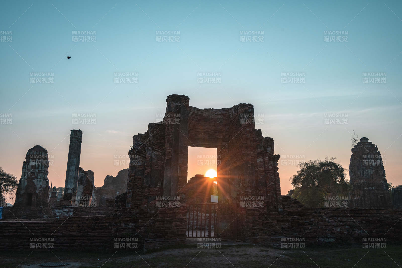 夕阳下的古迹残垣图片