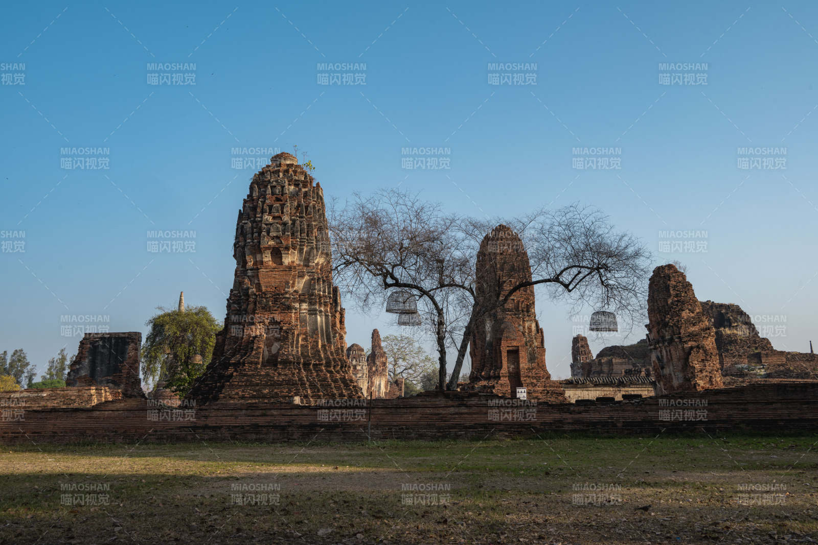 古塔遗迹静谧晨光图片