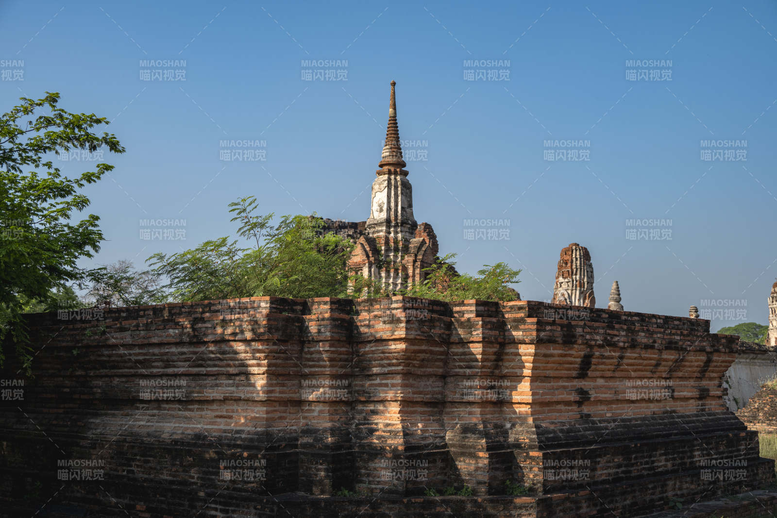 古塔遗迹映蓝天图片