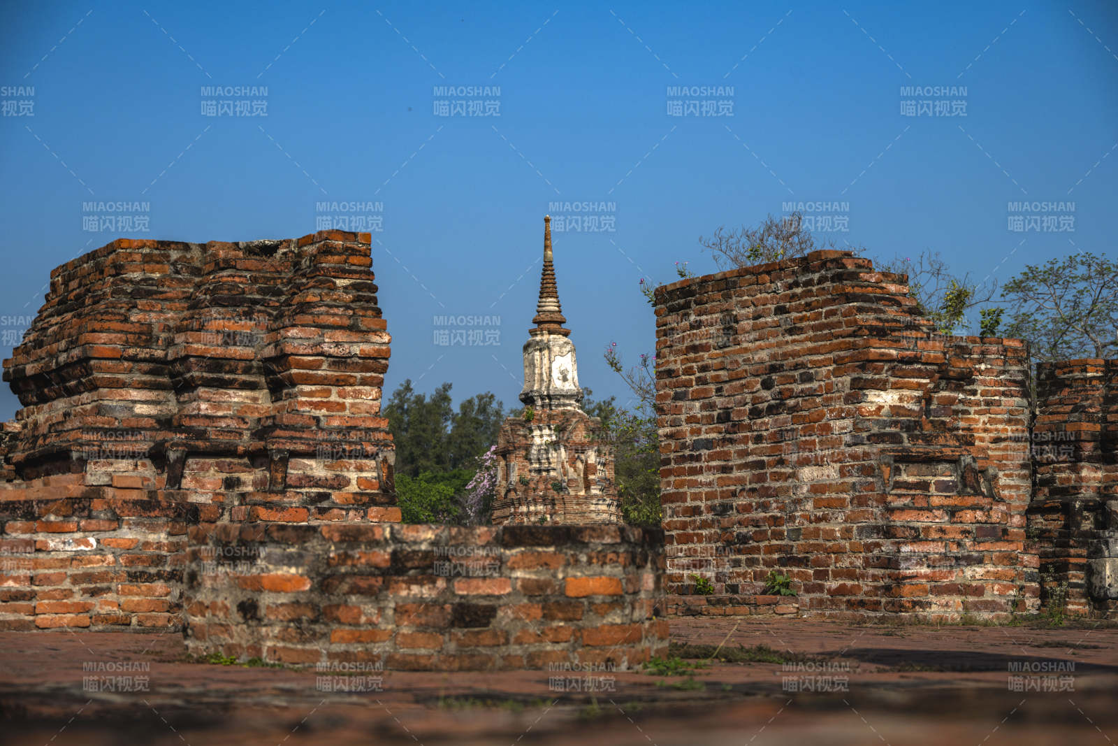 古寺遗迹映蓝天图片