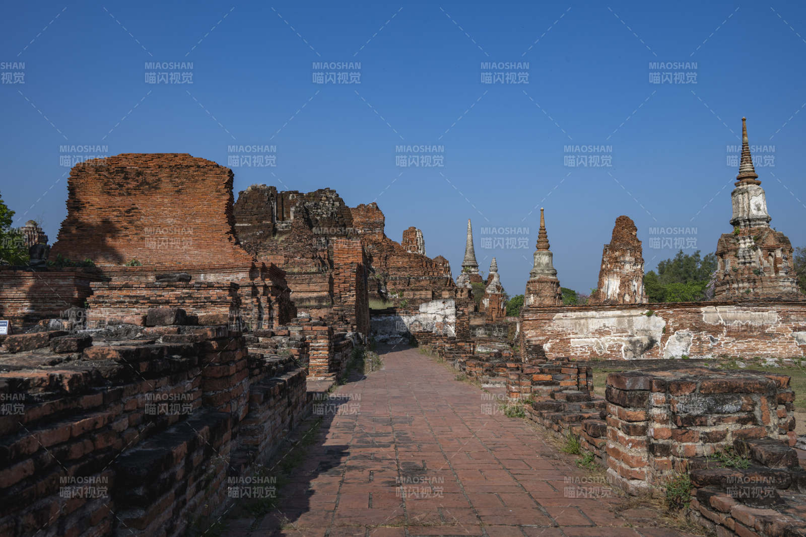 古寺遗址静谧风光图片