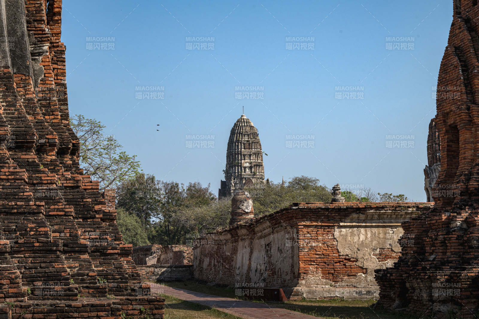 古塔遗迹静谧景图片