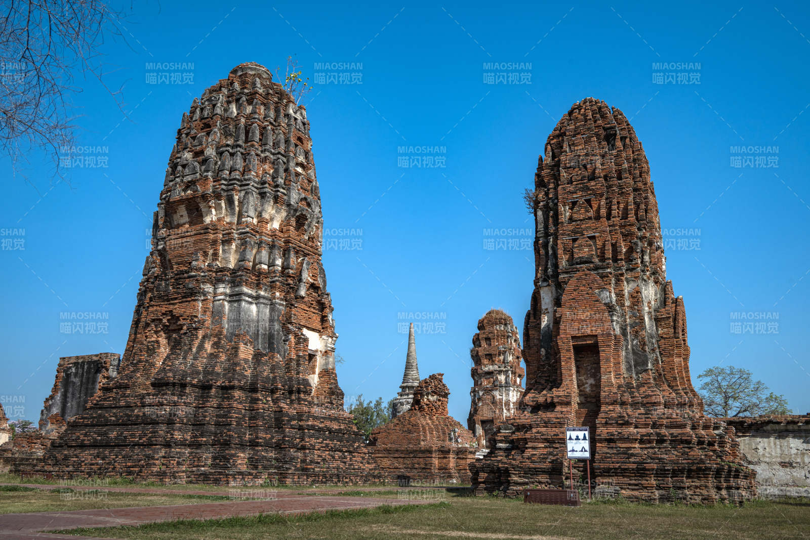 古塔遗迹 蓝天映衬图片