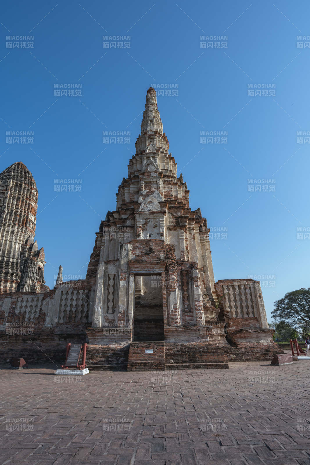 古塔遗迹 蓝天映衬图片