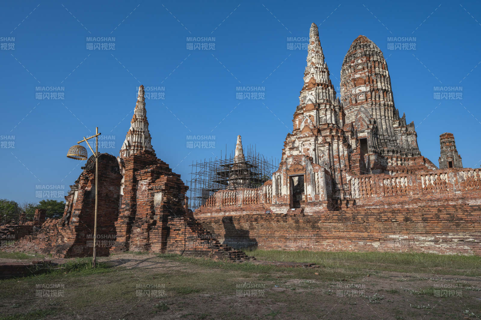 古寺遗迹映蓝天图片