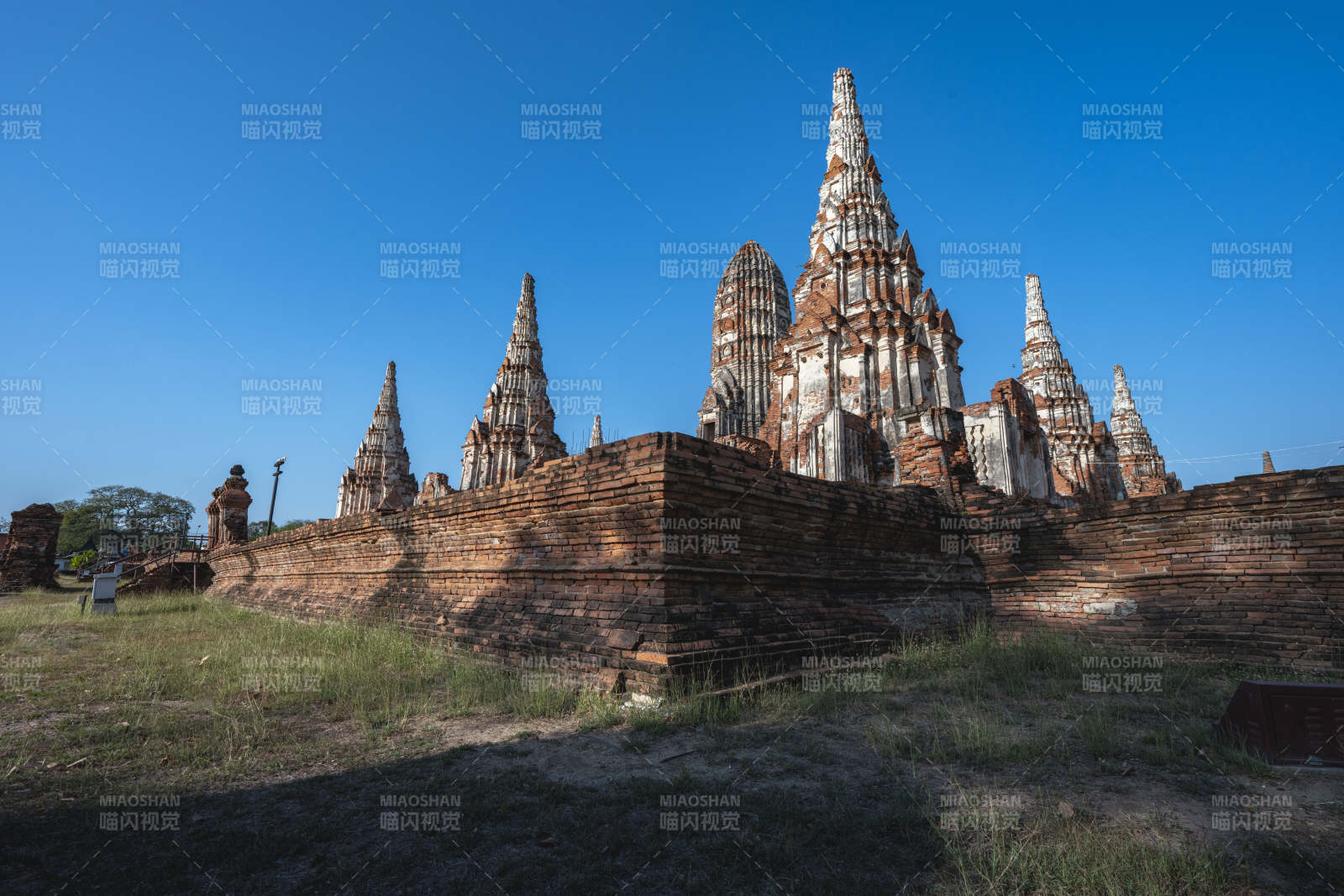 古寺遗迹映蓝天图片