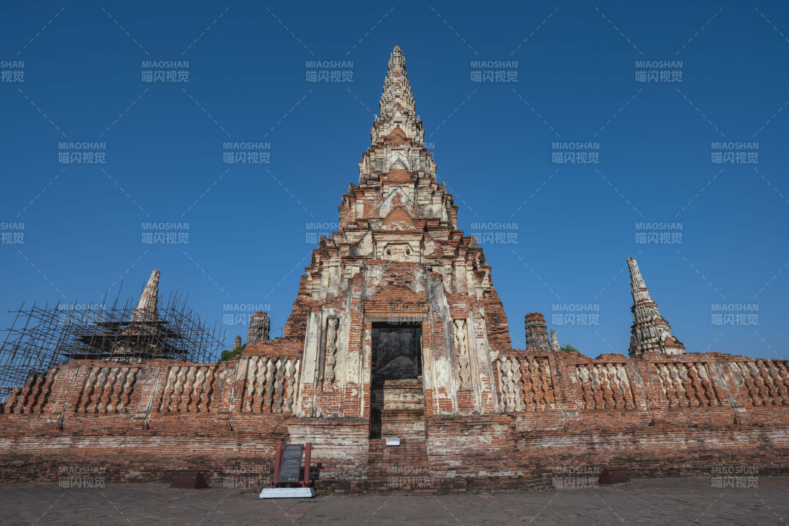 古塔遗迹 蓝天映衬图片