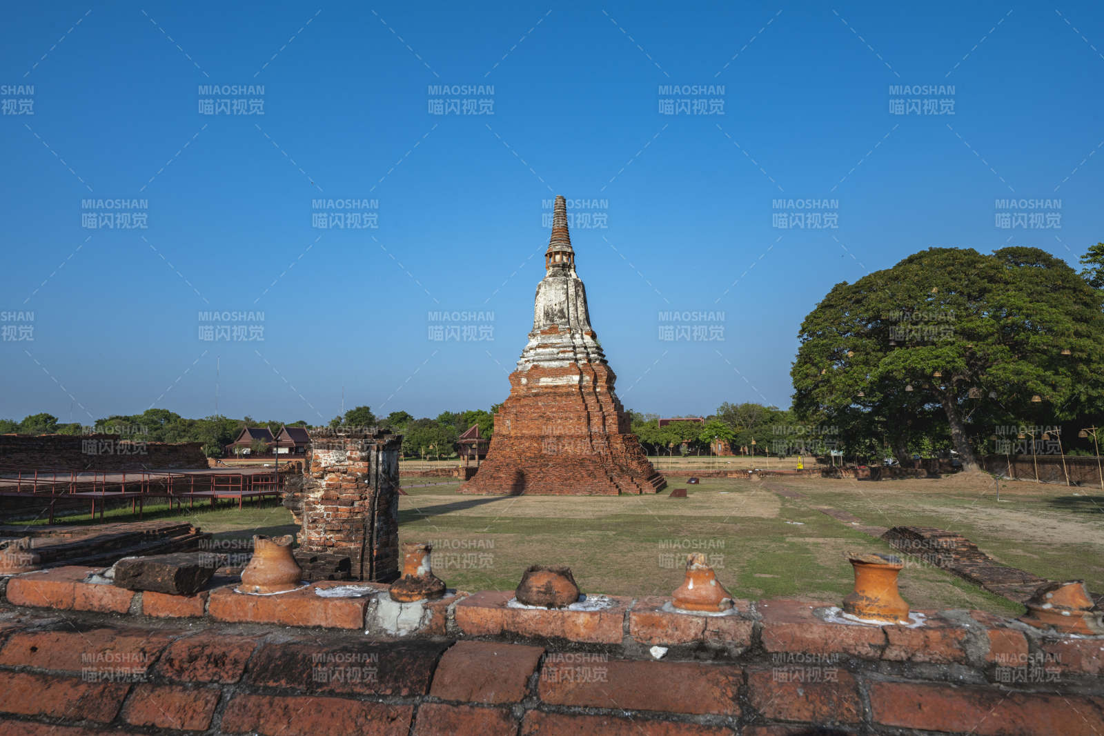 古塔遗址静谧风光图片