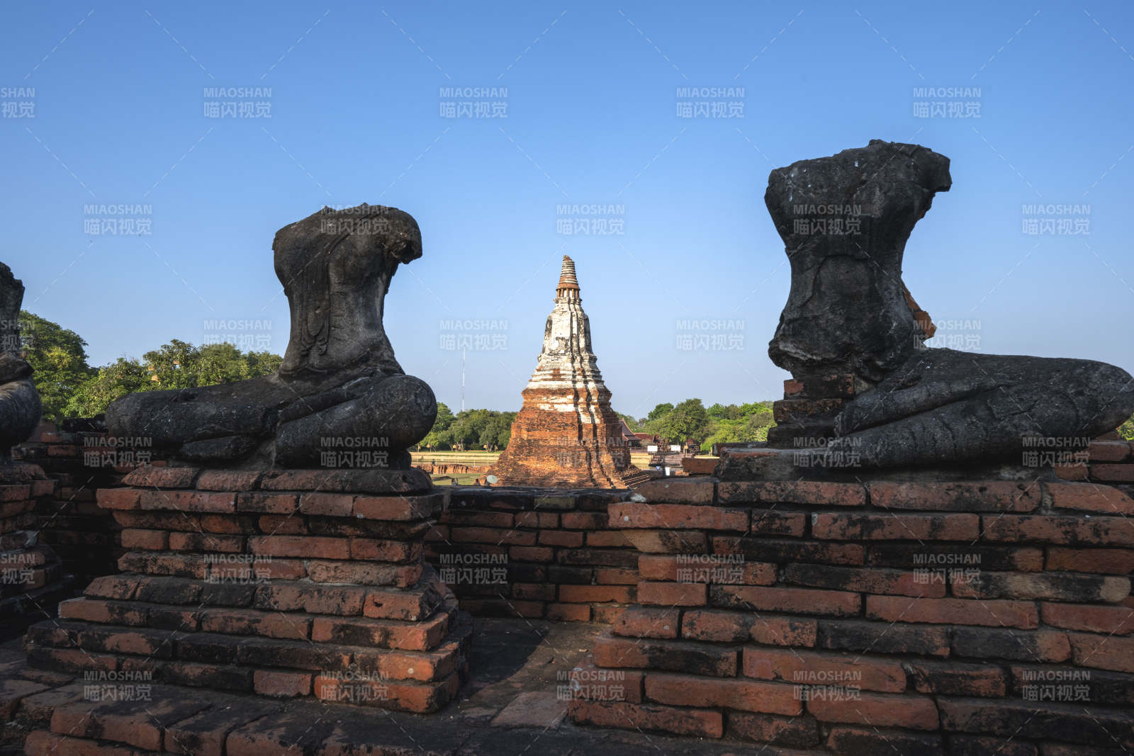 古塔与石像图片