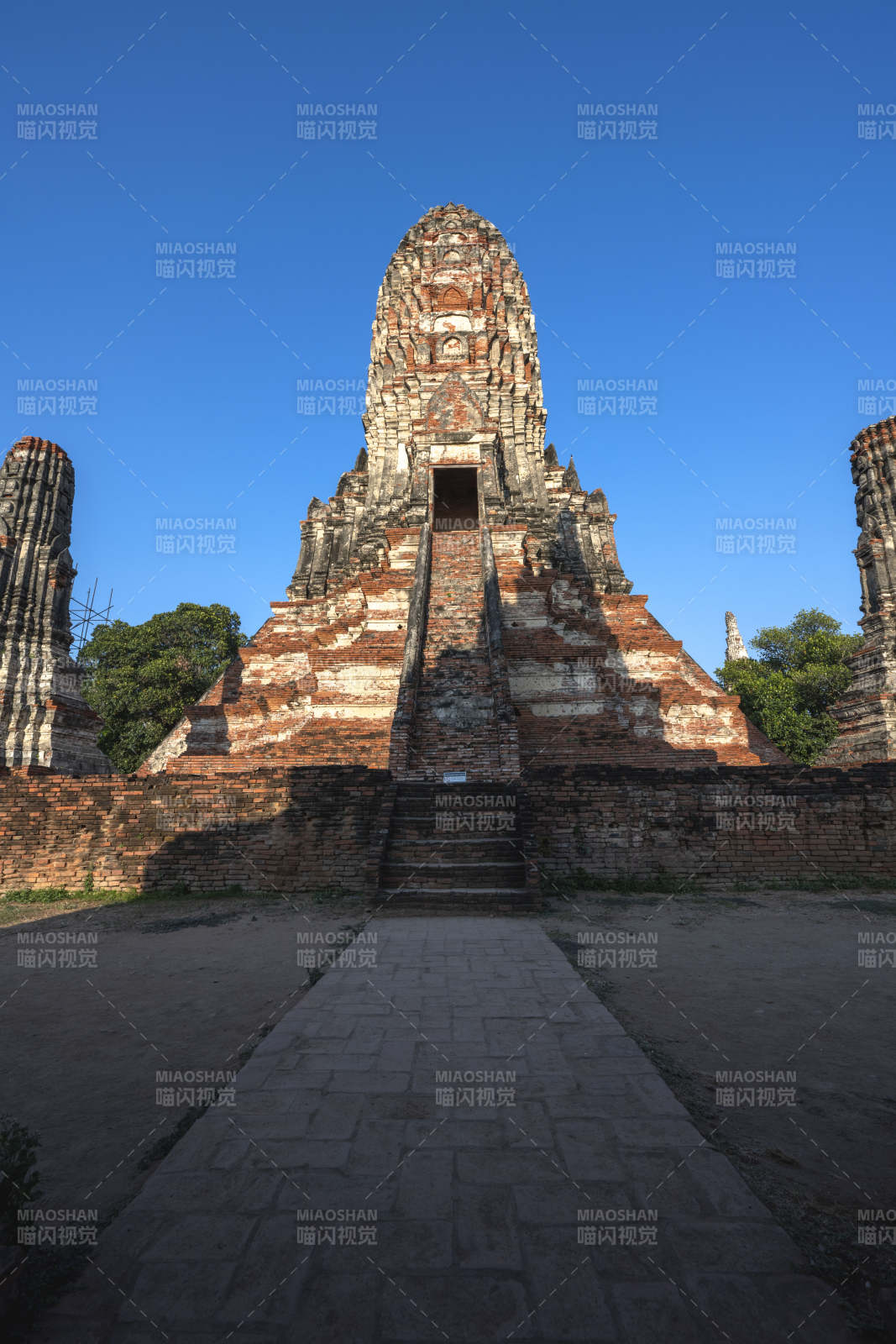 古塔遗迹 蓝天映衬图片