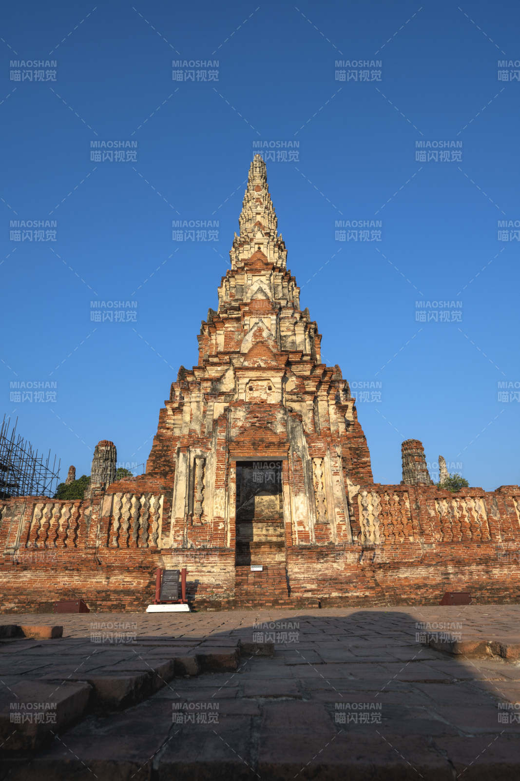 古塔巍峨映蓝天图片