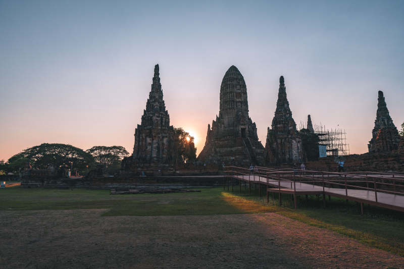 日落时分的古老寺庙图片