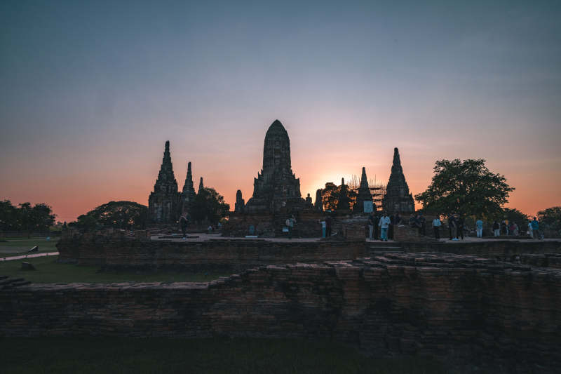 日落时分的古寺剪影图片