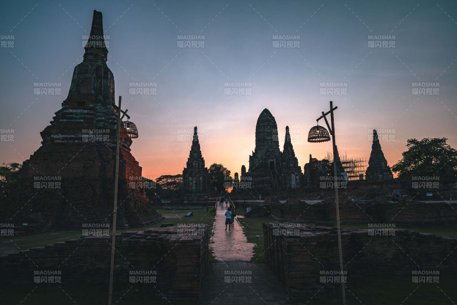 日落古寺剪影图片