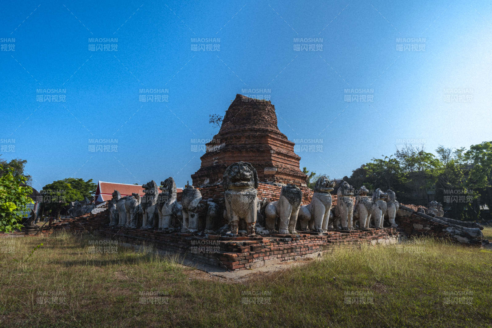 古塔与石狮群图片