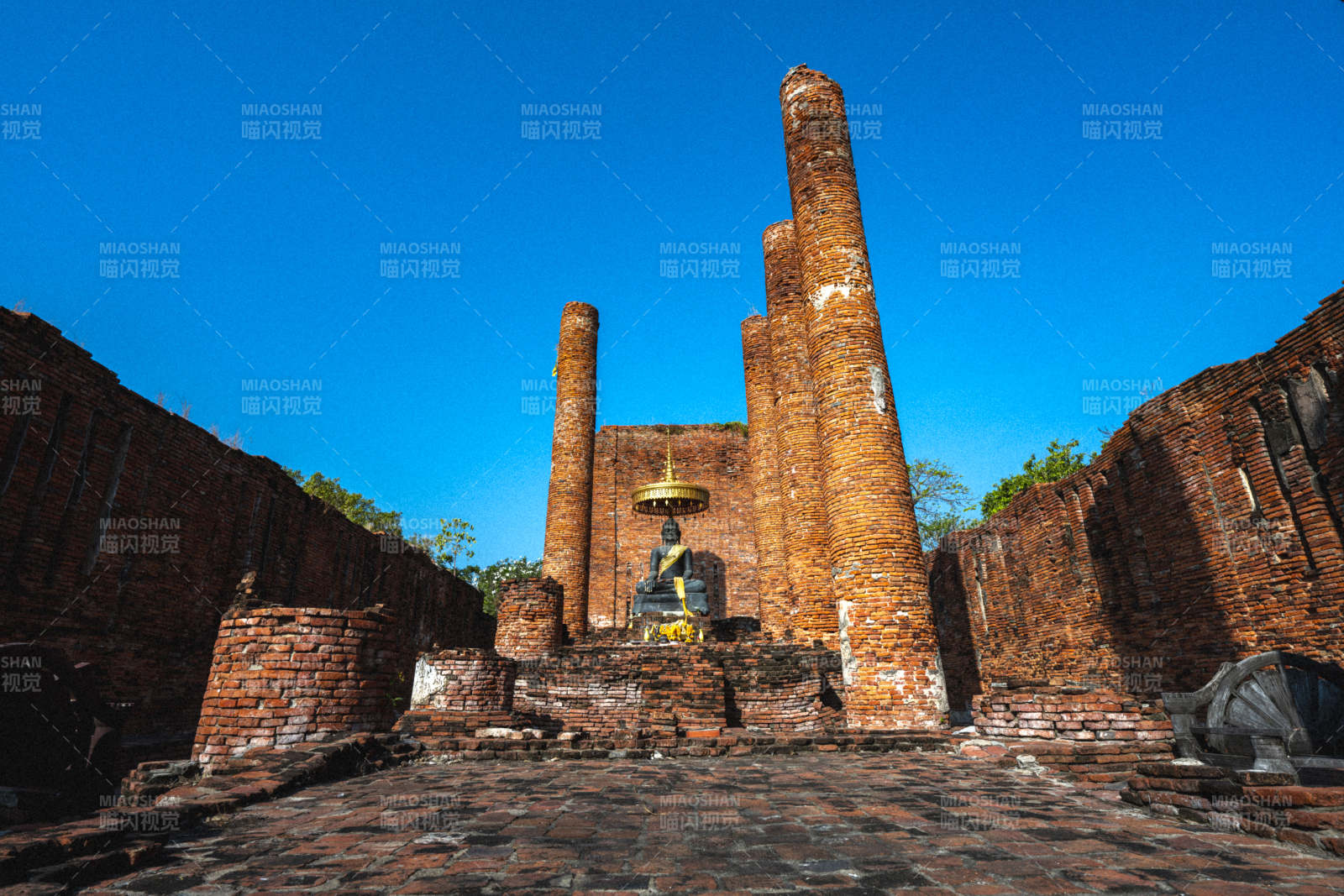 古塔遗址静谧景图片