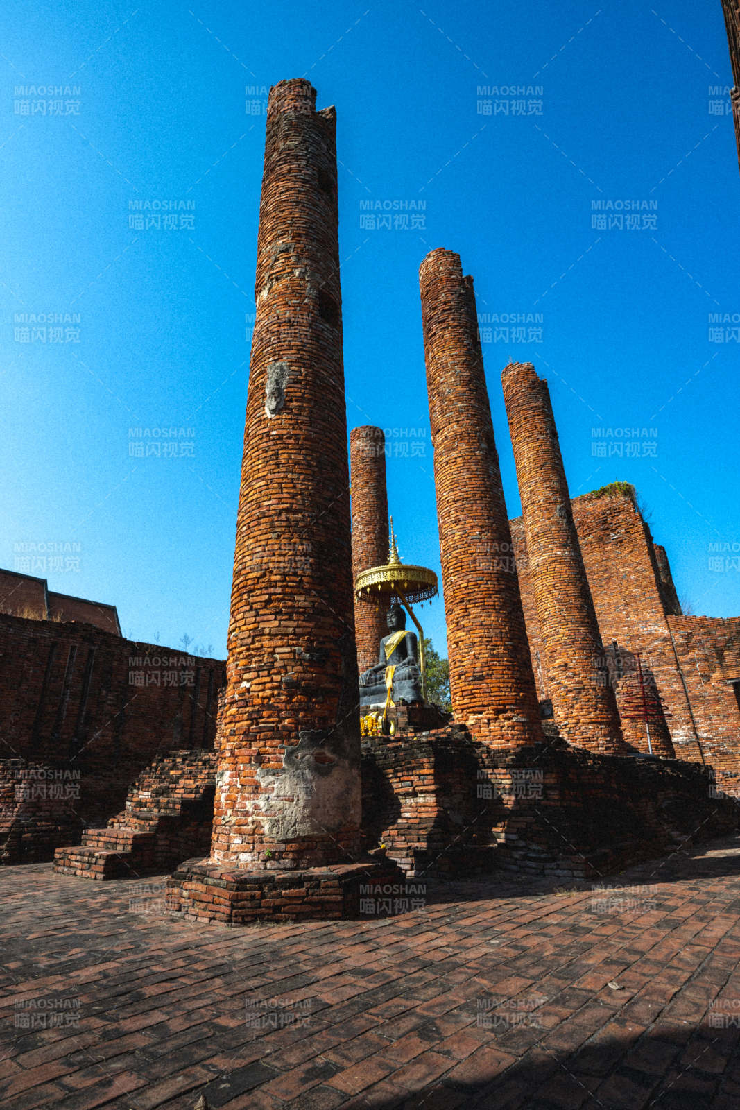古塔遗迹与佛像图片