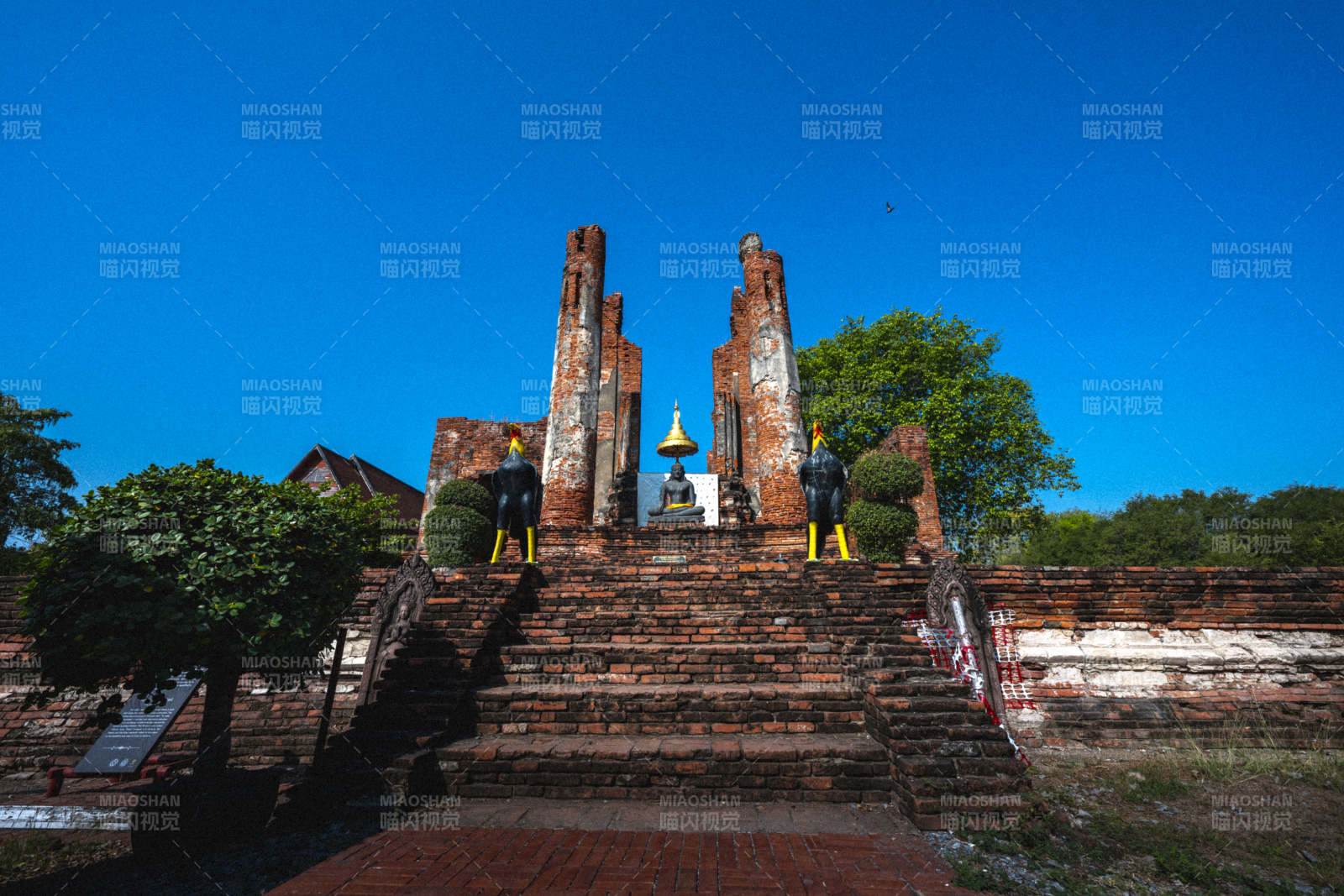 古塔遗迹与雕像图片