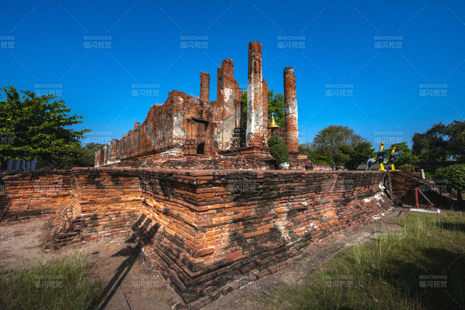 古堡遗迹映蓝天图片