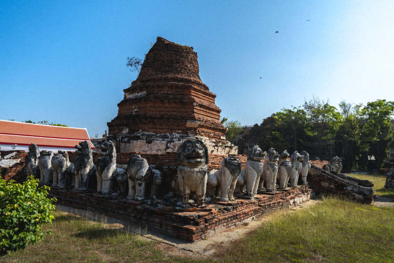 古塔石狮群图片