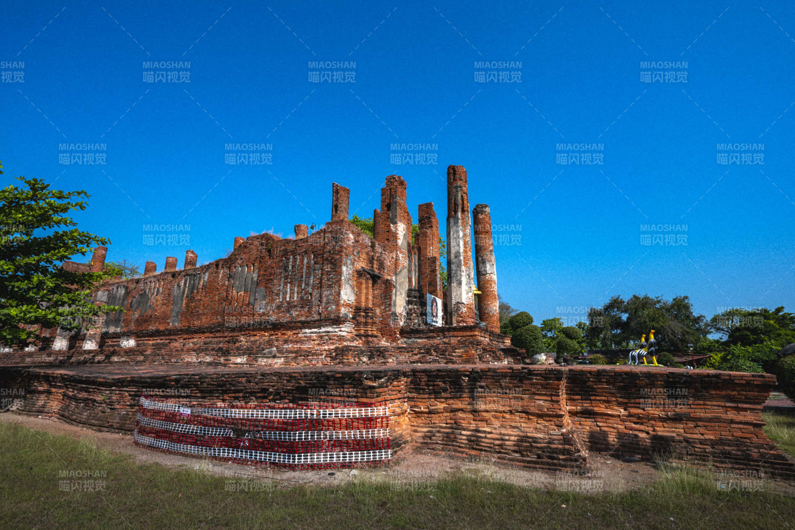 古堡遗迹在蓝天映衬下图片