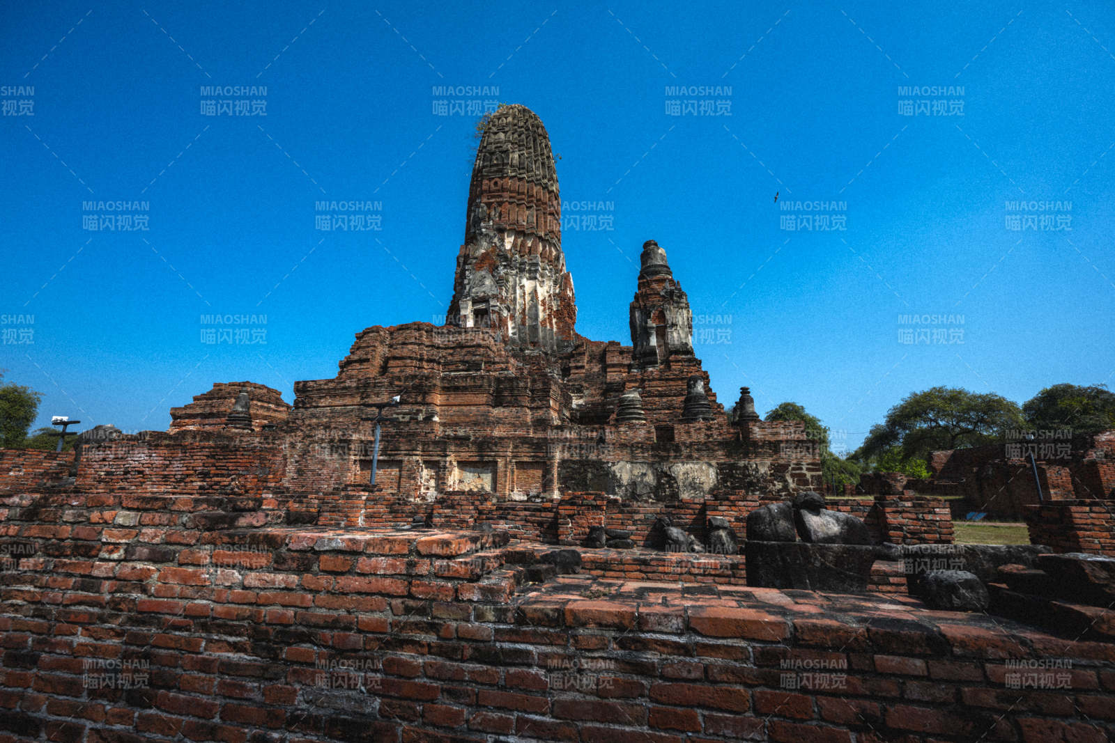 古塔遗迹映蓝天图片