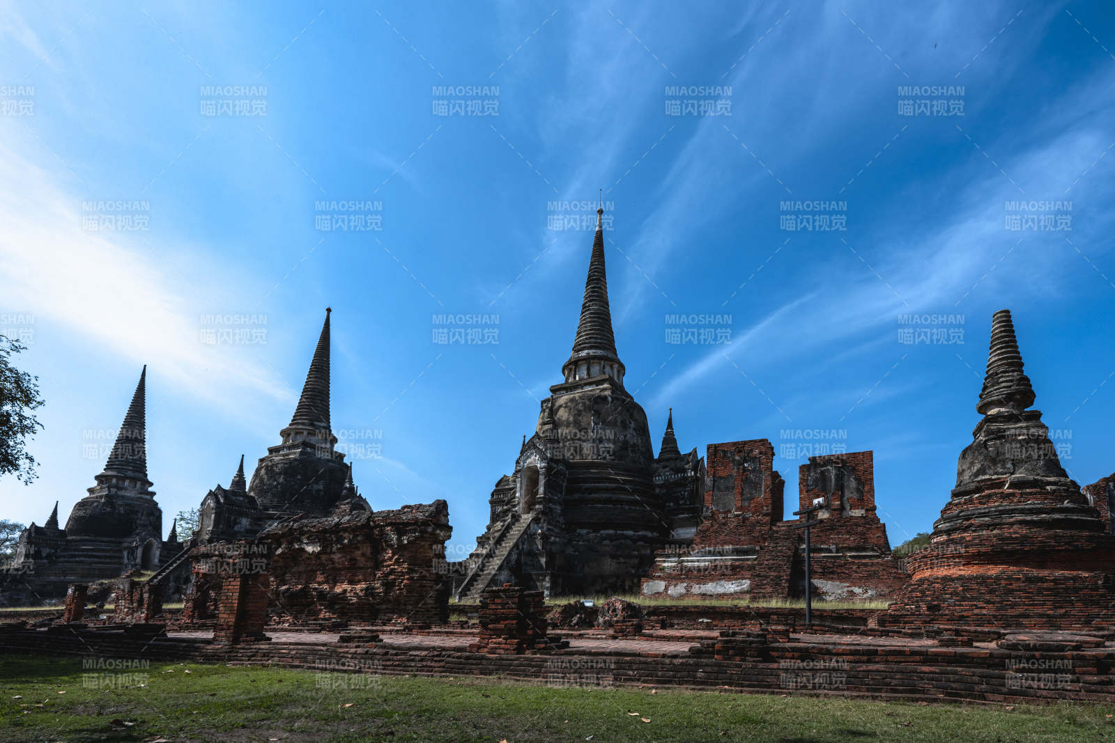 古寺遗迹映蓝天图片