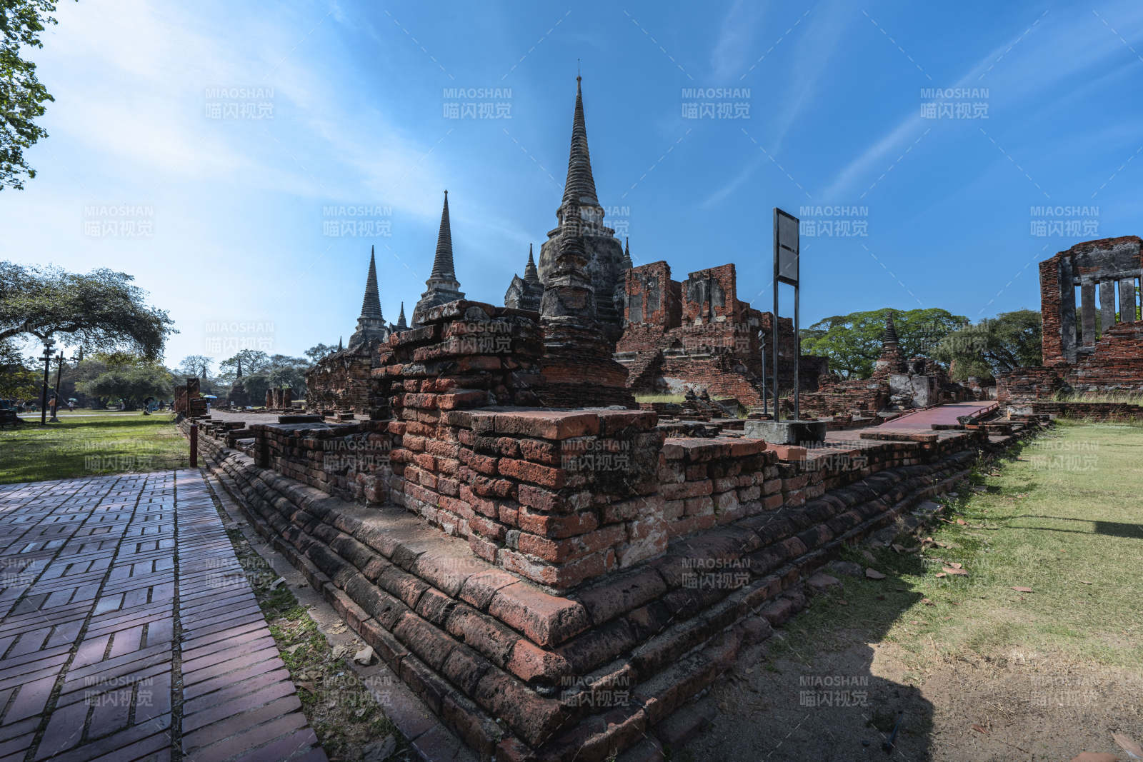 古寺遗址静谧风光图片