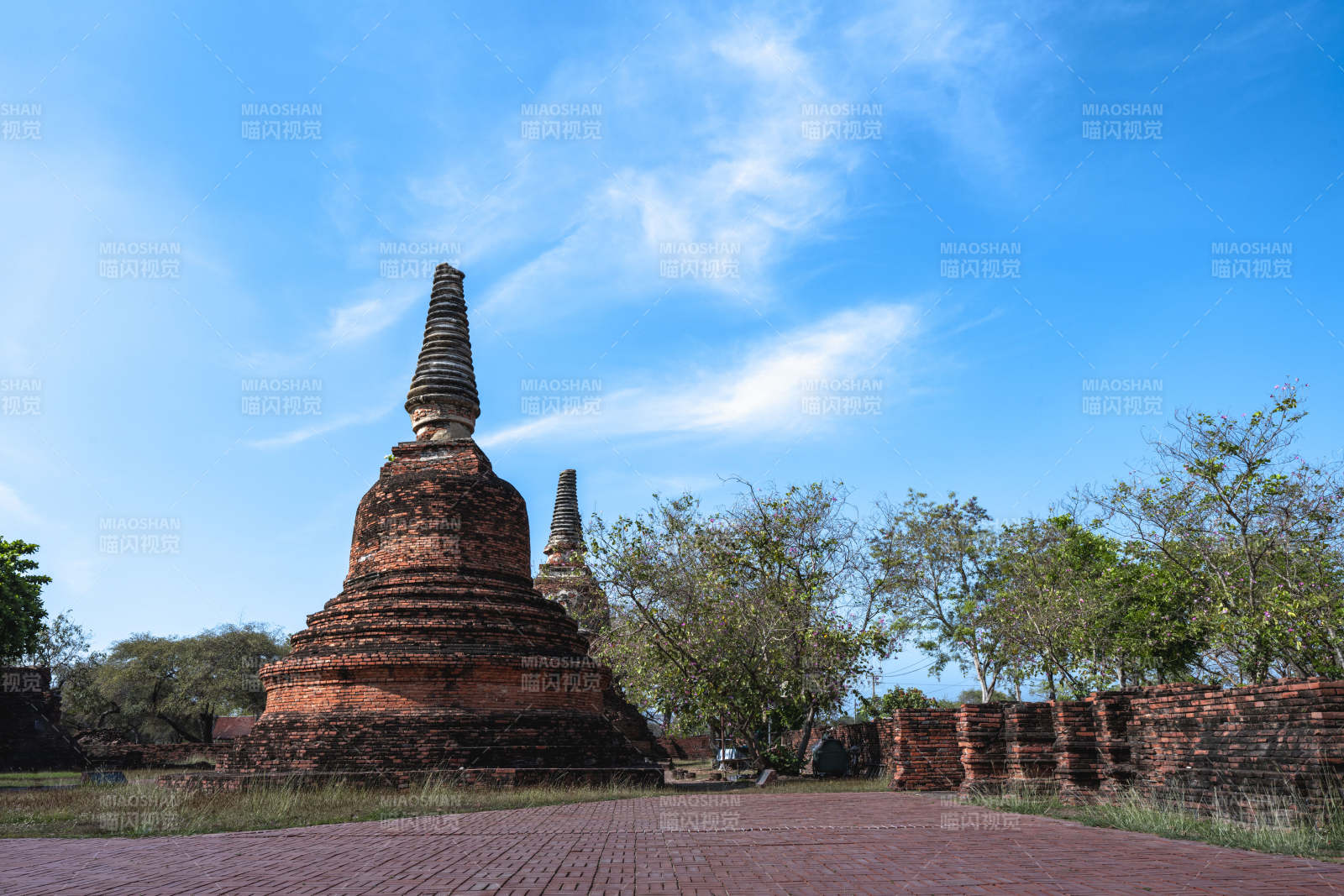 古塔映蓝天图片