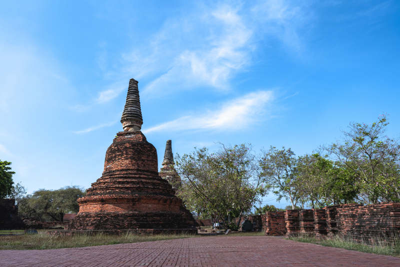 古塔映蓝天图片