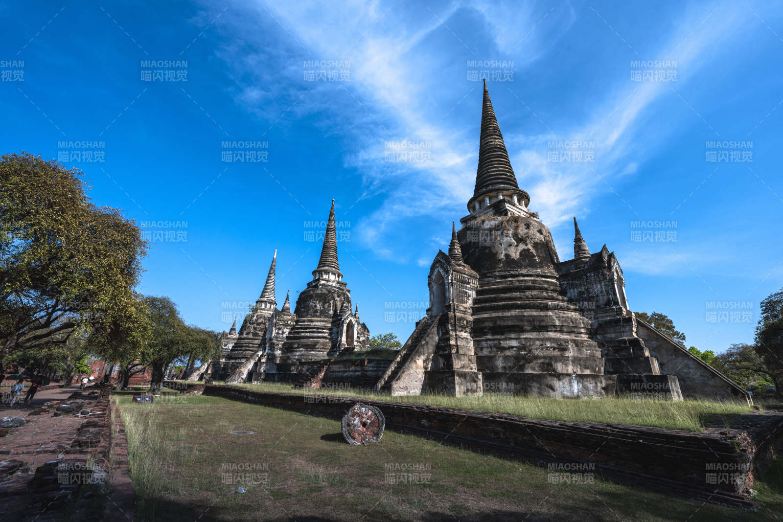 古寺塔群映蓝天图片