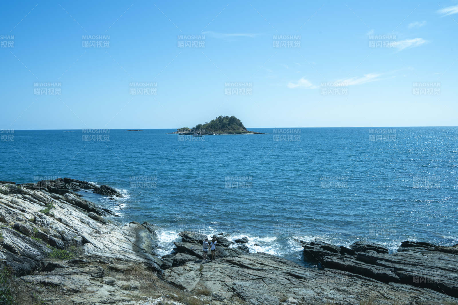 海中孤岛 岩岸静谧图片