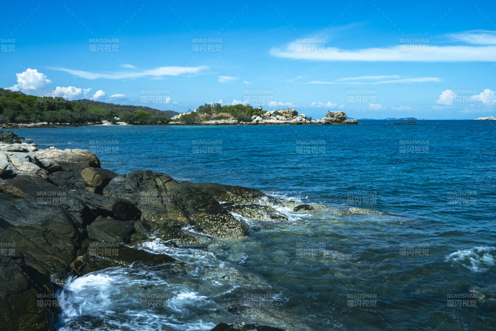 碧海蓝天 岩石海岸图片