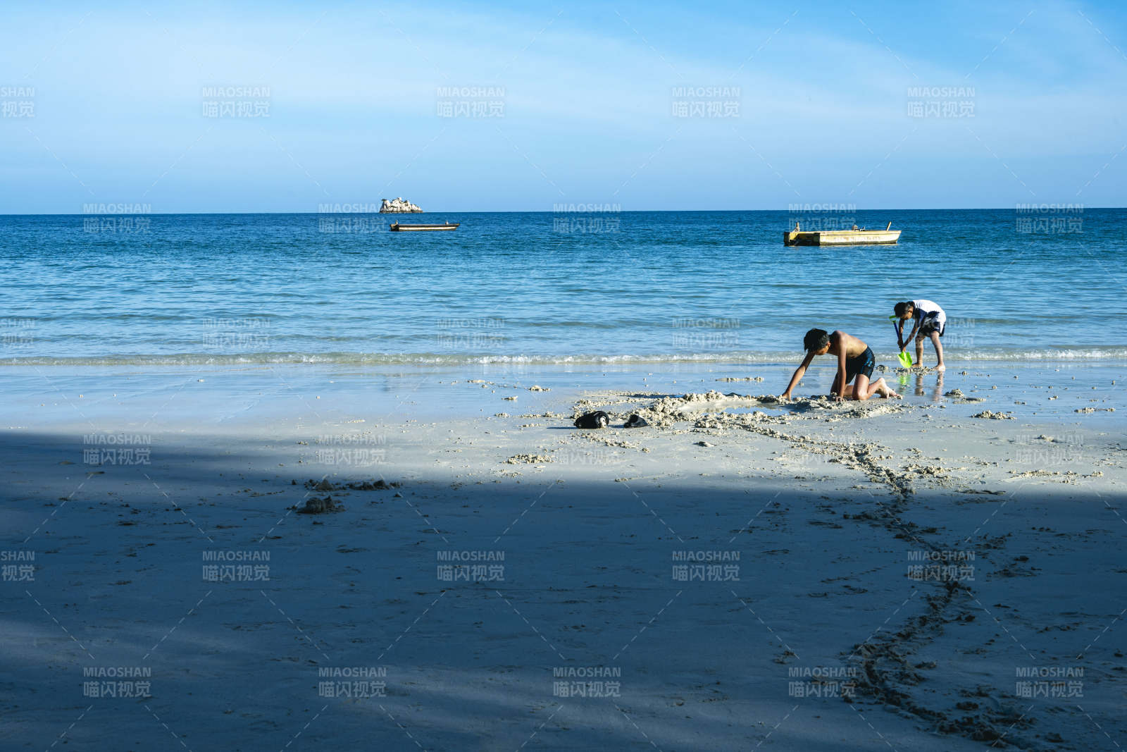 沙滩上的欢乐时光图片