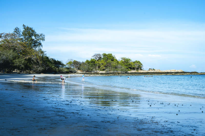 海滩上的宁静时光图片