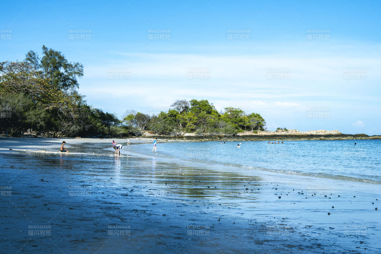 海滩上的宁静时光图片