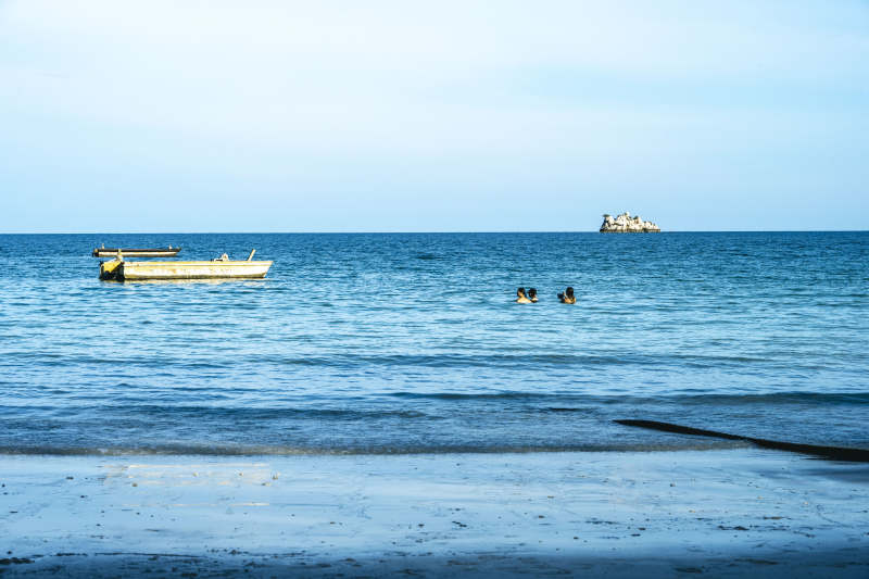 海边小船与游人图片