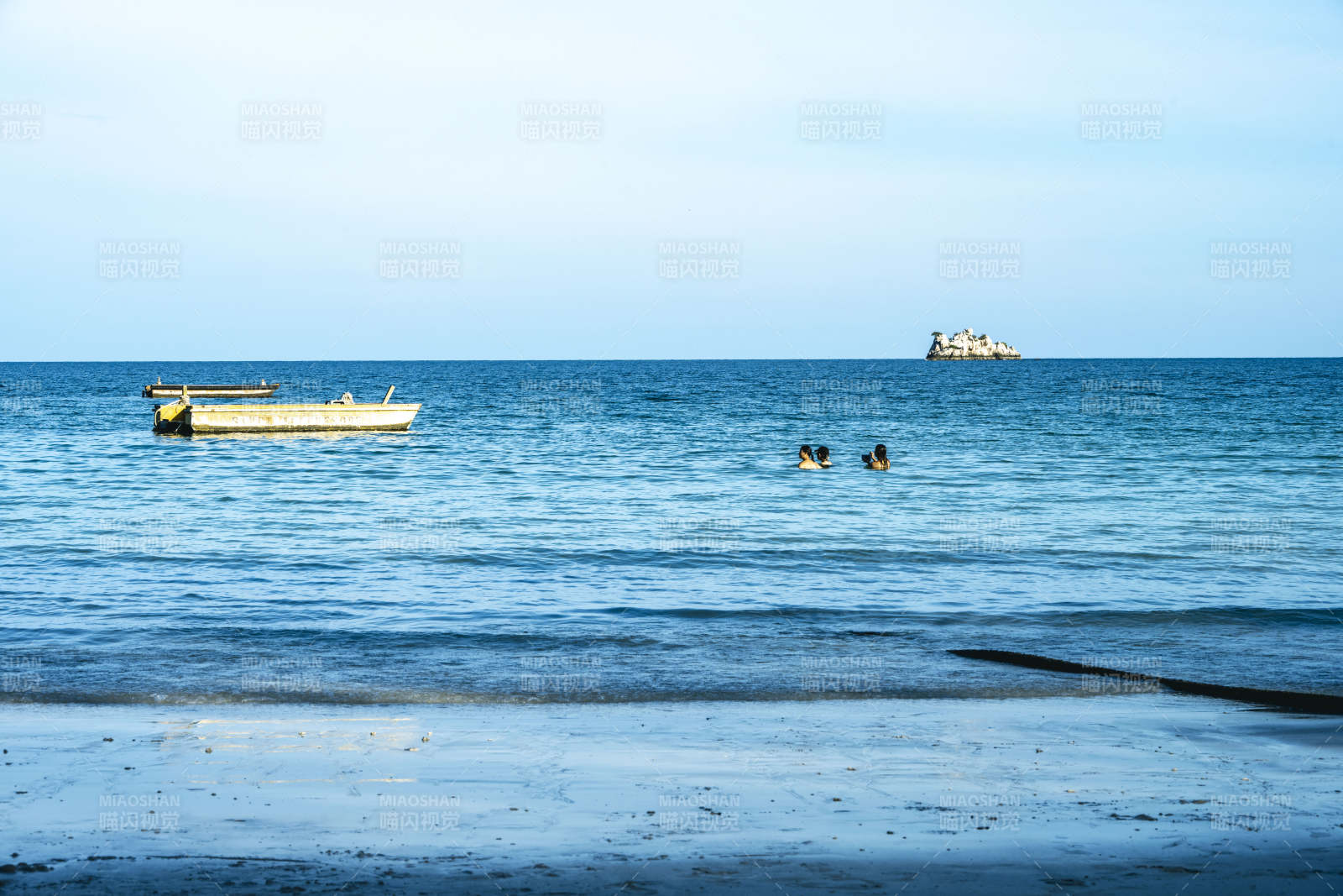 海边小船与游人图片
