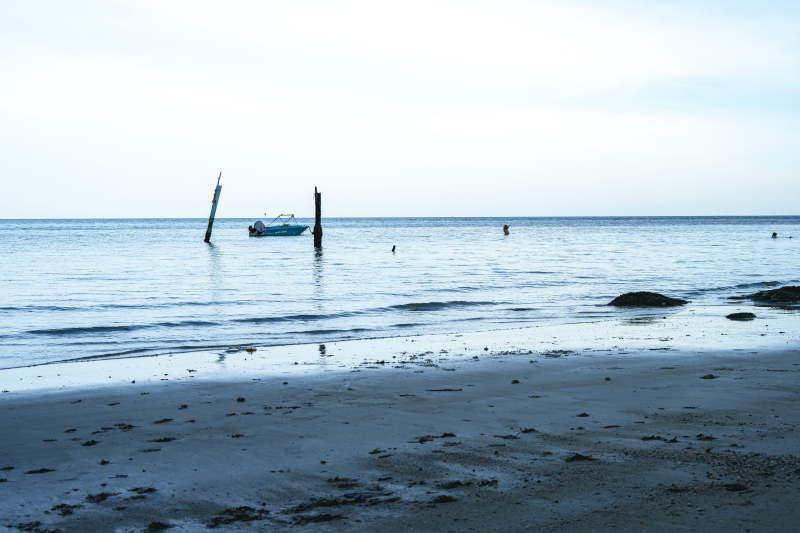 宁静海滩 帆船远影图片