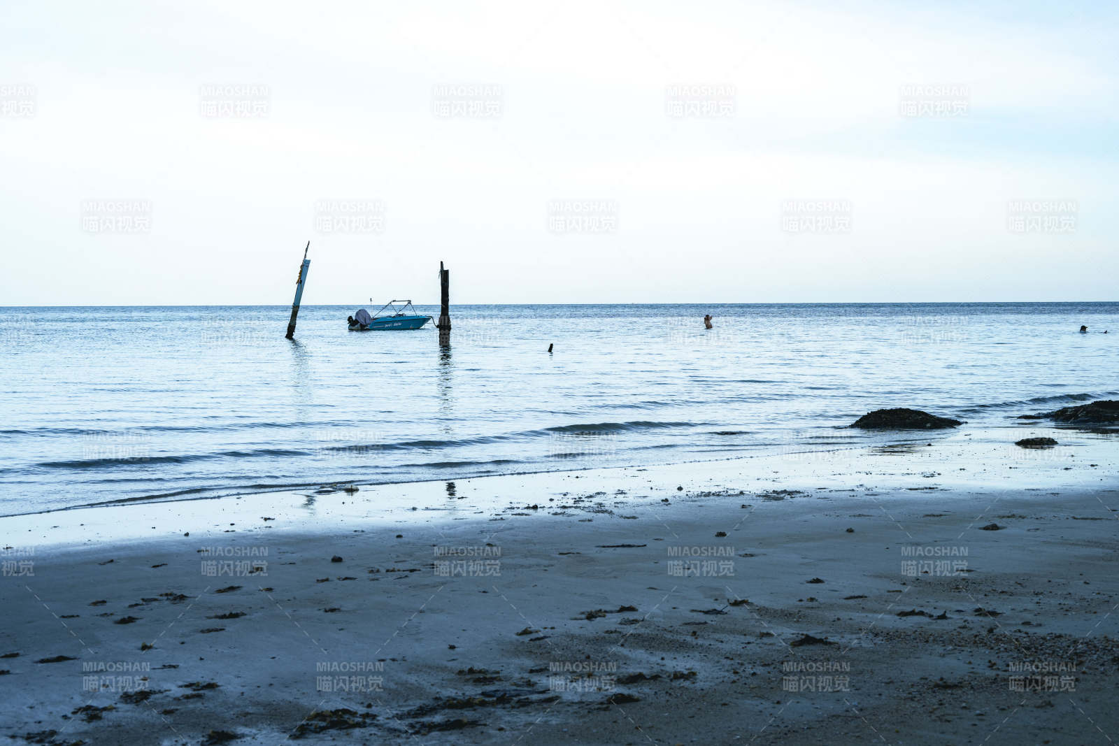 宁静海滩 帆船远影图片