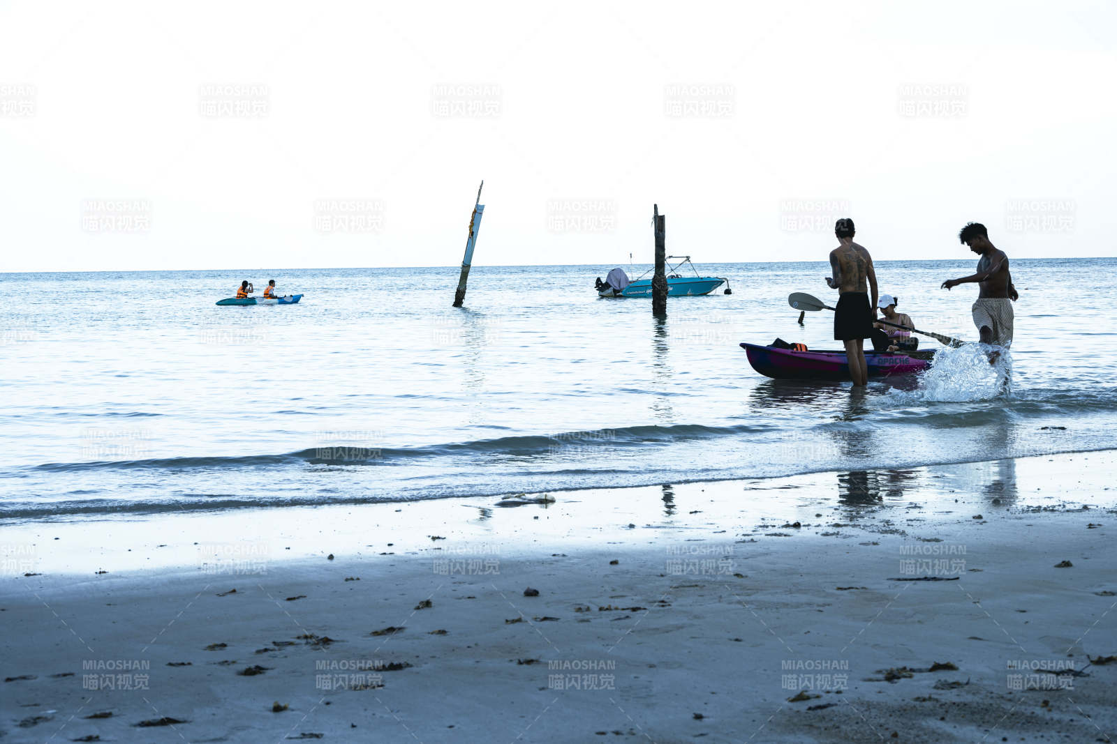 海边划艇休闲时光图片