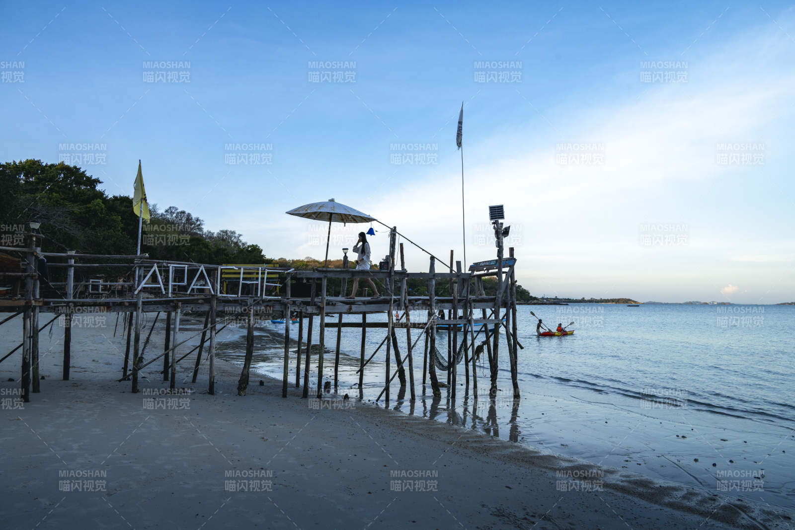 海边木栈道静景图片