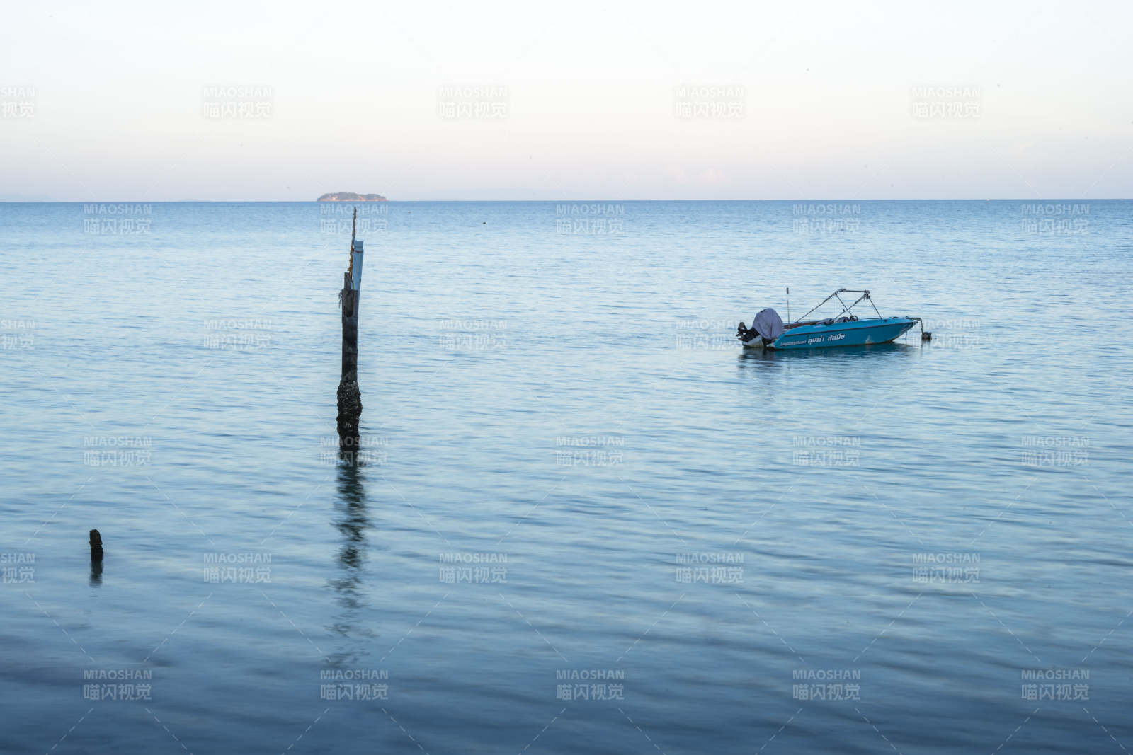 孤舟静泊海天间图片