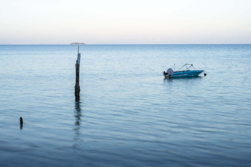孤舟静泊海天间图片
