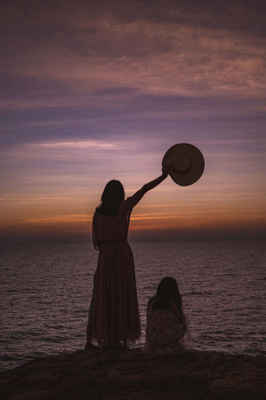 暮色海边剪影图片