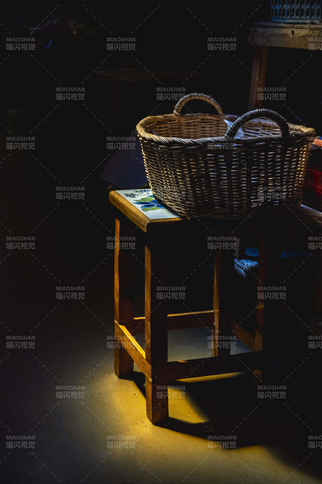 篮影灯下静谧时光图片