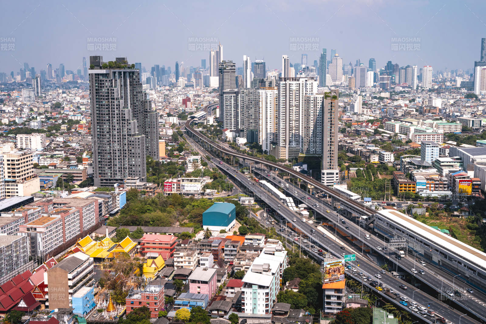 城市天际线与高架路图片