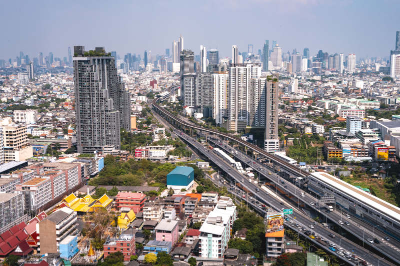 城市天际线与高架路图片